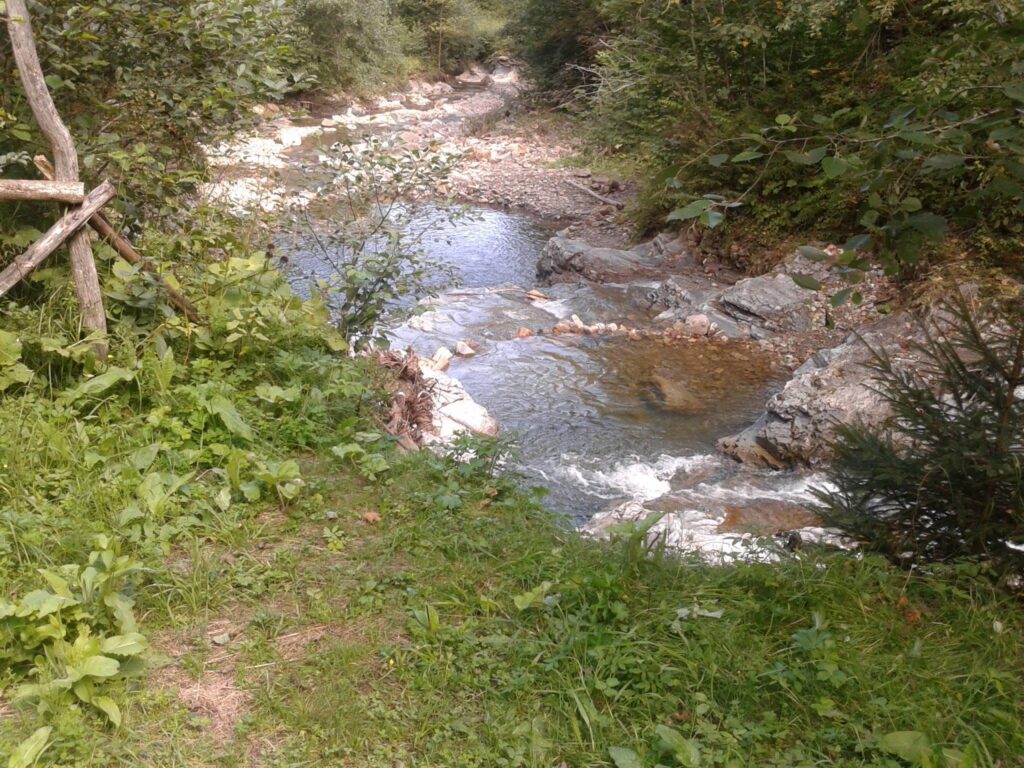 Водоспад-Гук-нижче-плесо-для-купання-вище-природна-джакузі.